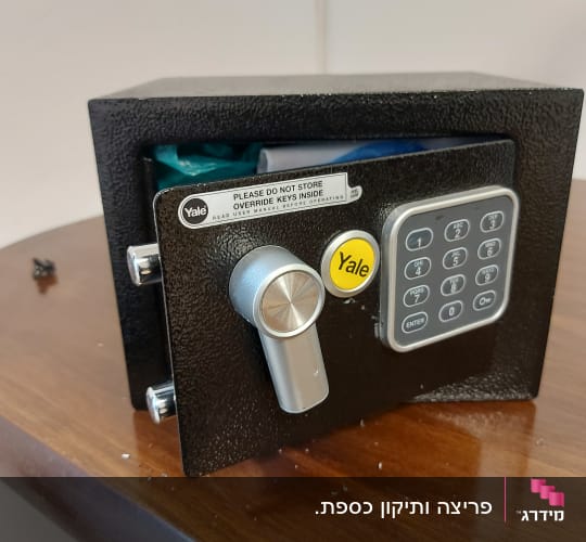 כספת עם לוח מקשים ומנעול ידית